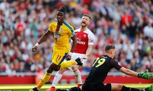 VIDEO: Arsenal thua sốc Crystal Palace ngay tại sân Emirates