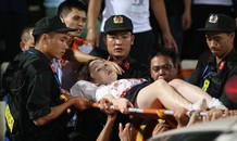 Nữ khán giả bị thương vì trúng pháo sáng trận Hà Nội - Nam Định