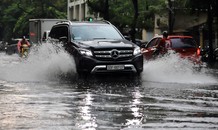Xế hộp bơi trong 'bể nước' Hà thành sau cơn mưa lớn