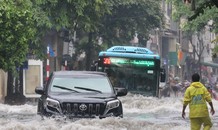 Hà Nội ngập nước tứ bề sau cơn mưa trắng trời