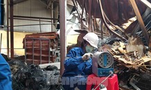 Nhìn gần công tác chuẩn bị tẩy độc ở nhà máy Rạng Đông