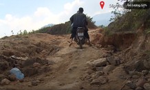 Đường tới trường bằng cầu tre bắc qua vách núi ở Sa Pa