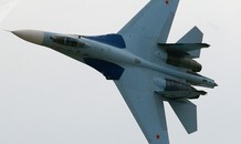 Cận cảnh cường kích Su-27 Nga chặn máy bay do thám Mỹ
