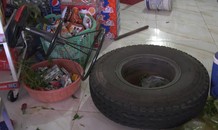 Thót tim cảnh nổ lốp, bánh xe tải lao thẳng vào quán tạp hóa ở Bình Phước