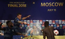 HLV Deschamps bị học trò ‘tắm bia’ trong buổi họp báo