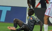 Kinh hãi pha va chạm khiến tuyển thủ Senegal gãy gập chân
