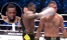 Võ sĩ bị khán giả ‘tẩn' tơi bời trên sàn đấu vì pha knock-out gây tranh cãi
