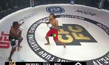 VIDEO: Võ sĩ MMA tung cú đấm móc 'búa tạ', tiễn đối thủ vào cơn mê