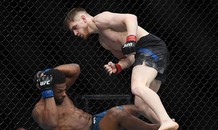 Võ sĩ tung ‘cơn mưa chỏ’ hạ knock-out đối thủ sau 38 giây