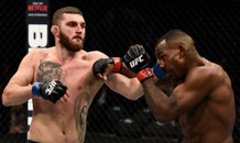 Cú đấm vòng cung tuyệt đẹp khiến ‘Chúa tể’ UFC bất tỉnh