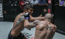 ‘Mãng xà Miến Điện’ tung đòn siêu hiểm hạ knock-out võ sĩ Mỹ