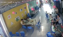Đánh liên tiếp vào đầu bé trai, cô giáo nói...để chống nôn