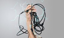 Xem người đàn ông bị điện giật vật lộn tự cứu mình