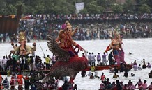 Lật thuyền trong nghi lễ tôn giáo, 13 người chết đuối