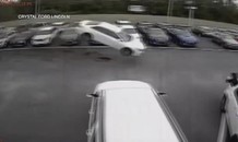 Camry mất lái bay bổng lên trời rồi tông vào hàng chục chiếc xe đậu ở bãi