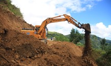 Quảng Ngãi: Núi sạt lở cô lập hơn 400 hộ dân suốt 2 ngày