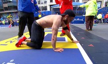 Thề không bỏ cuộc, cựu binh Mỹ bò về đích giải Boston Marathon
