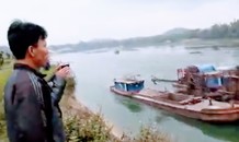 Người dân căng lều chống 'cát tặc', chính quyền tạm đình chỉ khai thác