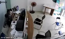 Nữ nhân viên cửa hàng điện thoại tay không chống trả tên cướp có dao