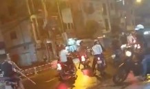 Cận cảnh hàng chục thanh niên cầm hung khí rượt đuổi như phim hành động