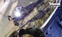 Truy tìm 2 thanh niên rút dao uy hiếp cướp xe của cô gái ở Sài Gòn
