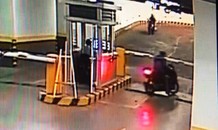 Bẻ khóa xe máy rồi luồn qua barie thoát thân trước mặt bảo vệ