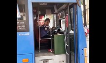 Tài xế xe buýt phun nước miếng khi bị người đi đường nhắc nhở