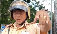 Cộng đồng mạng dậy sóng vì CSGT chửi tục khi bị tài xế phản ứng, quay clip
