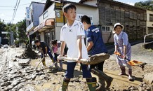Dân Nhật hối hả dọn dẹp, binh sĩ đẩy mạnh tìm người sống sót hậu bão Hagibis