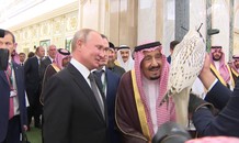 Thăm Ả Rập Saudi, ông Putin tặng Vua Salman chim ưng Kamchatka cực hiếm
