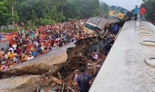 Tàu hỏa đâm nhau, toa chở khách bị xé toạc, hơn 100 người thương vong