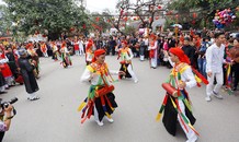 Trai làng ở Hà Nội giả gái lả lơi trong điệu Múa Bồng