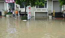 Dân hạng sang sống nhà liền kề chục tỷ hì hục bơm nước thoát ngập