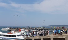 Du khách nườm nượp ra 'thiên đường giữa biển' Cù Lao Chàm