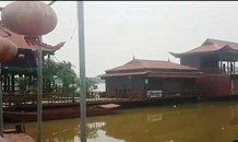Mục kích những biệt phủ, nhà hàng nổi trái phép trên sông Hồng