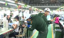 Quân đội tìm nguyên nhân hơn 100 công nhân giầy da nhập viện