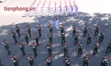 Chiến sĩ Đoàn Nghi lễ múa súng, xếp hình trái tim