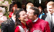 Chồng Tây liên tục hôn Hoàng Oanh ở lễ rước dâu