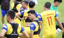 VIDEO: Hội quân cùng tuyển Việt Nam, Công Phượng khoe mái tóc 'đứng đắn'