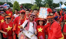 CĐV Việt Nam đến sân Thammasat, tuyên bố đội nhà thắng Thái 2-1