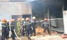 Cháy lớn xưởng gỗ ở Đà Nẵng, hàng trăm người căng mình dập lửa