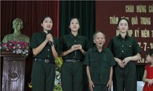 Xúc động lắng nghe cựu văn công mất trí nhớ hát tặng thí sinh HHVN