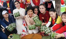 Hoa hậu H’hen Niê trải nghiệm gói bánh chưng gửi các em nhỏ vùng cao