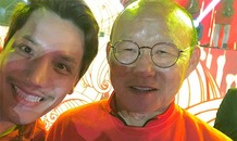 Tác giả hit 'Việt Nam ơi' hạnh phúc hát cho thầy Park và U23 Việt Nam
