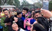 Người dân nô nức đón anh em Bùi Tiến Dũng về quê nhà
