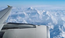 Ngắm dãy Himalaya cao nhất thế giới qua cửa sổ máy bay