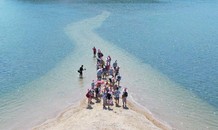 Đi bộ trên con đường xuyên biển ở Phú Yên