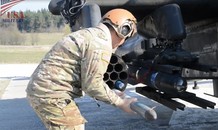 Cận cảnh quá trình trang bị vũ khí cho trực thăng AH-64 Apache