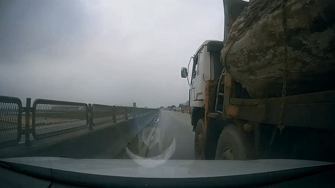 Chuyển làn không quan sát, xe đầu kéo gây tai nạn rồi bỏ chạy