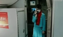 Hành động bất ngờ của tiếp viên trên chuyến bay chi viện tâm dịch COVID-19